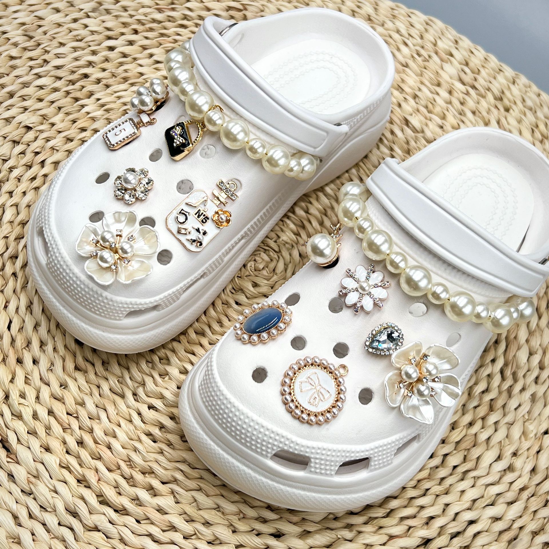 A set of Crystal Shoe Charms Fits Fashion Decoration For Clog Shoes Artificial Diamond Bling Chain Artificial Jewelry Accessories; Crocs Decoration